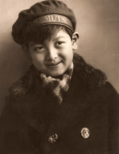 外套を着た少年 [河野龍太郎, アサヒカメラ 1939年2月号より] パブリックドメイン画像 