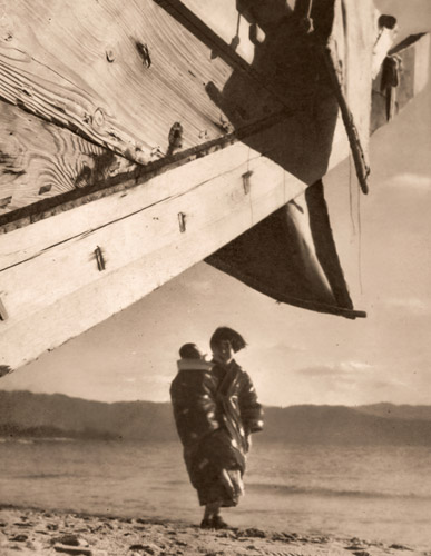 海辺にて [岩橋芳朗, アサヒカメラ 1939年2月号より] パブリックドメイン画像 