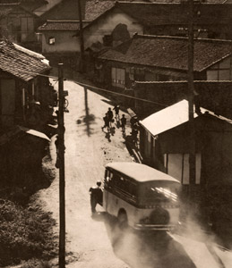 坂町の午後 [加藤虎男, アサヒカメラ 1939年2月号より]のサムネイル画像