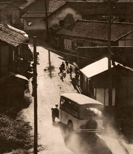 坂町の午後 [加藤虎男, アサヒカメラ 1939年2月号より] パブリックドメイン画像 