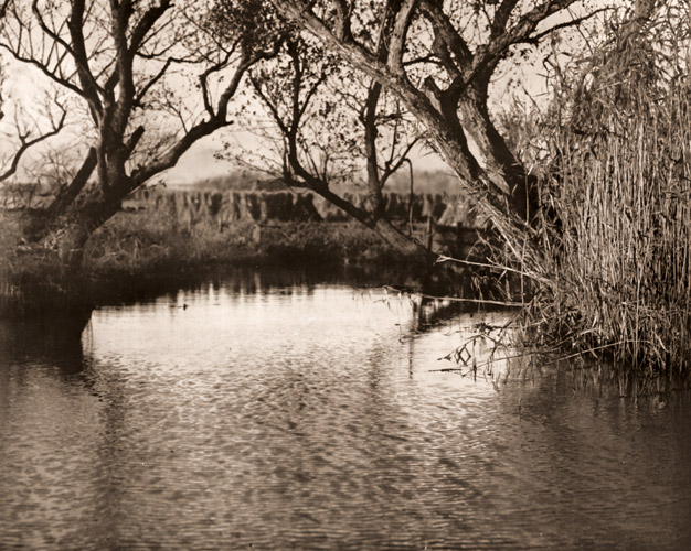 水邊の初雪 [堀江於菟, アサヒカメラ 1939年2月号より] パブリックドメイン画像 