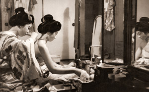 置屋にて [渋谷喜一, アサヒカメラ 1956年3月号より]のサムネイル画像