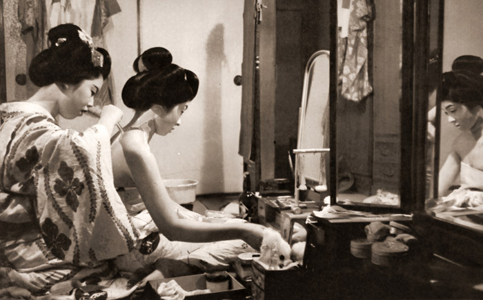 置屋にて [渋谷喜一, アサヒカメラ 1956年3月号より] パブリックドメイン画像 