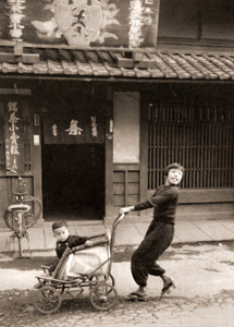 子守り [堀隆二, アサヒカメラ 1956年3月号より]のサムネイル画像