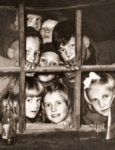 子供のパーティ [ヘルゲ・ヘイノネン, アサヒカメラ 1956年3月号より]のサムネイル画像