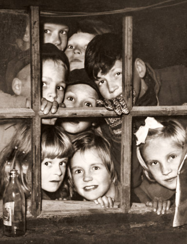 子供のパーティ [ヘルゲ・ヘイノネン, アサヒカメラ 1956年3月号より] パブリックドメイン画像 