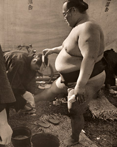 力士 [荒木正男, アサヒカメラ 1956年3月号より]のサムネイル画像