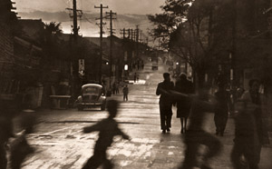 暮れゆく町 [今井武男, アサヒカメラ 1956年3月号より]のサムネイル画像