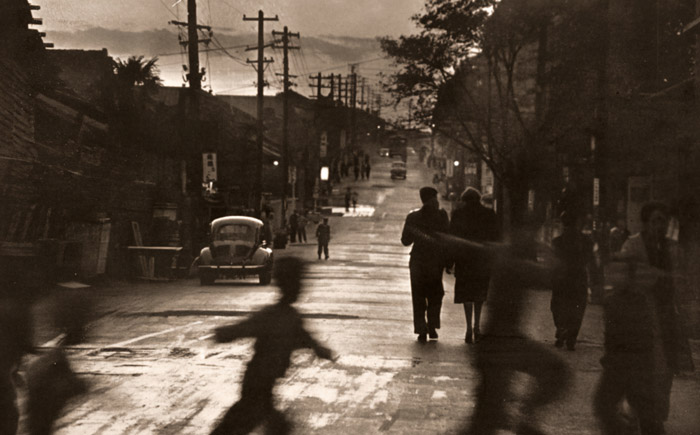暮れゆく町 [今井武男, アサヒカメラ 1956年3月号より] パブリックドメイン画像 