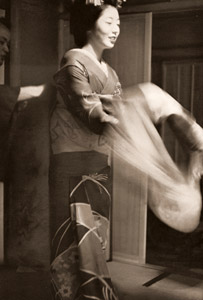 着付 [矢部洋之助, アサヒカメラ 1956年3月号より]のサムネイル画像