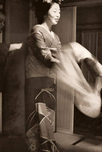 着付 [矢部洋之助, アサヒカメラ 1956年3月号より] パブリックドメイン画像 