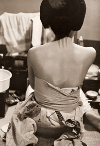 お化粧 [渋谷喜一, アサヒカメラ 1956年3月号より]のサムネイル画像