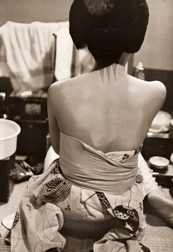 お化粧 [渋谷喜一, アサヒカメラ 1956年3月号より] パブリックドメイン画像 