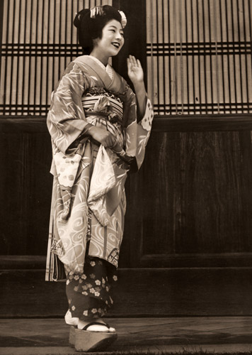 舞妓 [小川意知郞, アサヒカメラ 1956年3月号より] パブリックドメイン画像 