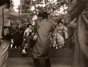 舞妓とカメラマン [高島虎次, アサヒカメラ 1956年3月号より]のサムネイル画像