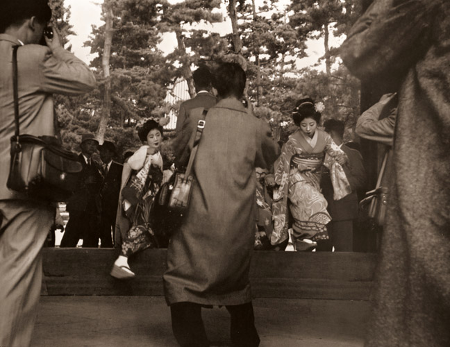 舞妓とカメラマン [高島虎次, アサヒカメラ 1956年3月号より] パブリックドメイン画像 