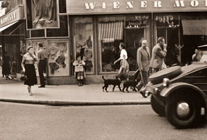 街角にて [木村伊兵衛, アサヒカメラ 1956年3月号より]のサムネイル画像