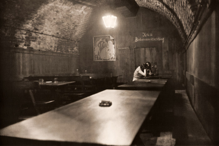 酒蔵 [木村伊兵衛, アサヒカメラ 1956年3月号より] パブリックドメイン画像 