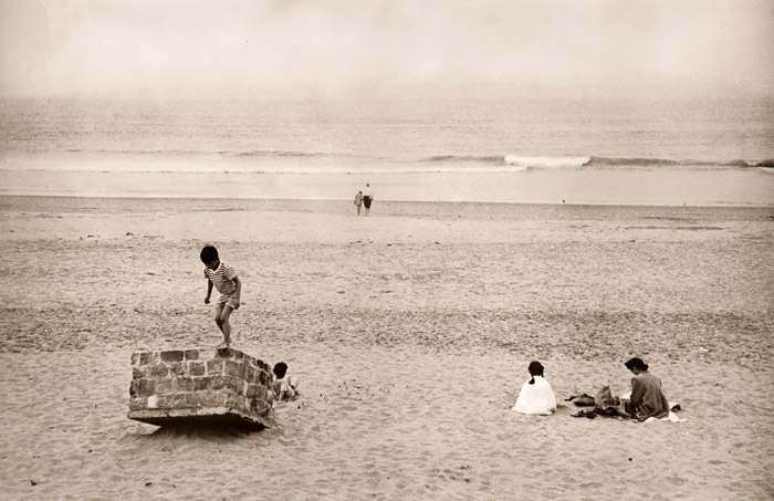 浜辺にて [アーサー・ラヴィーン, アサヒカメラ 1956年3月号より] パブリックドメイン画像 
