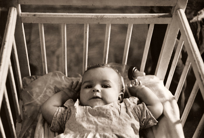 赤ちゃん（ネブラスカ） [アーサー・ラヴィーン, アサヒカメラ 1956年3月号より] パブリックドメイン画像 