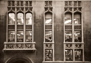 ゴシック式のビル [アーサー・ラヴィーン, アサヒカメラ 1956年3月号より]のサムネイル画像