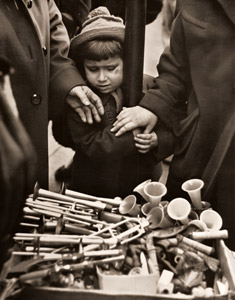 おもちゃ屋 [アーサー・ラヴィーン, アサヒカメラ 1956年3月号より]のサムネイル画像