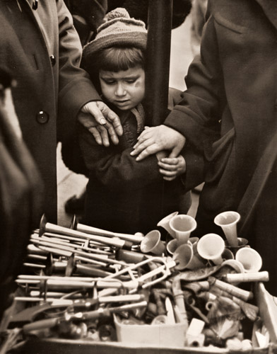 おもちゃ屋 [アーサー・ラヴィーン, アサヒカメラ 1956年3月号より] パブリックドメイン画像 