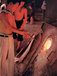 ガラス工場にて [田中義人, アサヒカメラ 1956年3月号より]のサムネイル画像