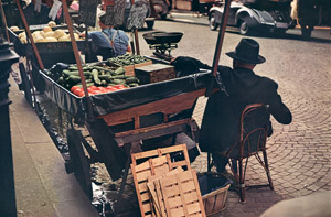 巴里の野菜売リ [石橋幹一郞, アサヒカメラ 1956年3月号より]のサムネイル画像