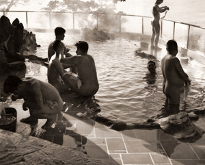 野天風呂 [柴山緑風, 1954年, アサヒカメラ 1955年5月号より]のサムネイル画像