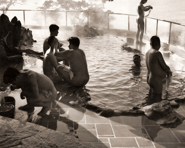野天風呂 [柴山緑風, 1954年, アサヒカメラ 1955年5月号より] パブリックドメイン画像 