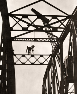 仮組立橋梁を解体する作業 [三輪徳二郞, アサヒカメラ 1955年5月号より]のサムネイル画像
