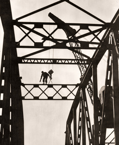 仮組立橋梁を解体する作業 [三輪徳二郞, アサヒカメラ 1955年5月号より] パブリックドメイン画像 
