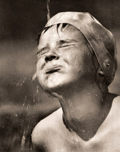 シャワーの下で [M・ノイミューラー, アサヒカメラ 1955年5月号より]のサムネイル画像