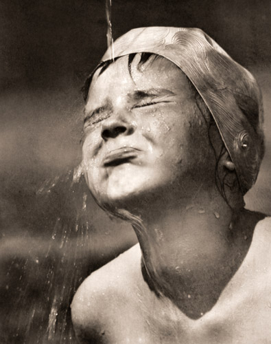 シャワーの下で [M・ノイミューラー, アサヒカメラ 1955年5月号より] パブリックドメイン画像 