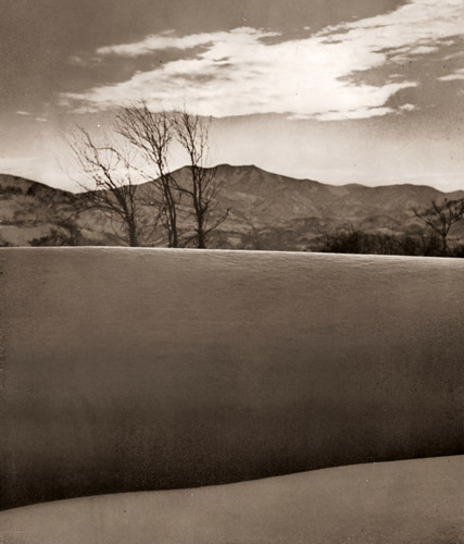 雪の丘 [山本善之介, 1954年, アサヒカメラ 1955年5月号より] パブリックドメイン画像 