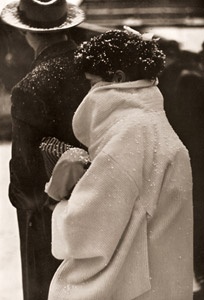 白いコート [鈴木義夫, アサヒカメラ 1955年5月号より]のサムネイル画像