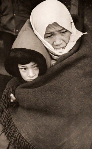 母娘 [鎌田秀男, アサヒカメラ 1955年5月号より] パブリックドメイン画像 