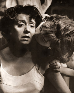悲しみの母娘 [ローズマリー・クラウゼン, アサヒカメラ 1955年5月号より]のサムネイル画像