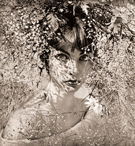 花と少女 [レギーナ・レラング, アサヒカメラ 1955年5月号より]のサムネイル画像