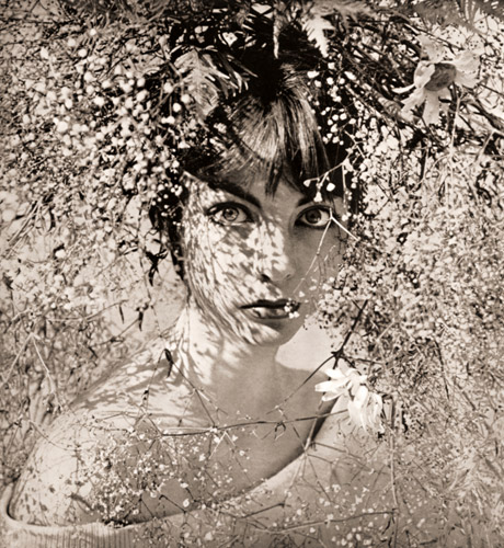 花と少女 [レギーナ・レラング, アサヒカメラ 1955年5月号より] パブリックドメイン画像 