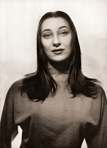 現代のモナ・リザ（舞踏家ギゼラ・ロッホフ） [リーゼロッテ・シュトレロヴ, アサヒカメラ 1955年5月号より]のサムネイル画像