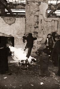 焚火 [土門拳, アサヒカメラ 1955年5月号より]のサムネイル画像