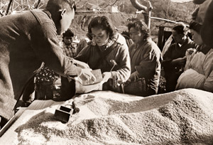 救援米に涙するヤマの人たち [富重安雄, アサヒカメラ 1955年5月号より]のサムネイル画像