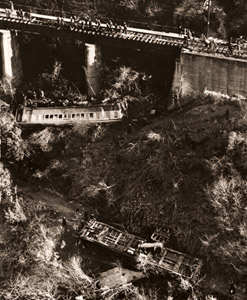 国電、天竜川に転落す [藤木高嶺, アサヒカメラ 1955年5月号より]のサムネイル画像