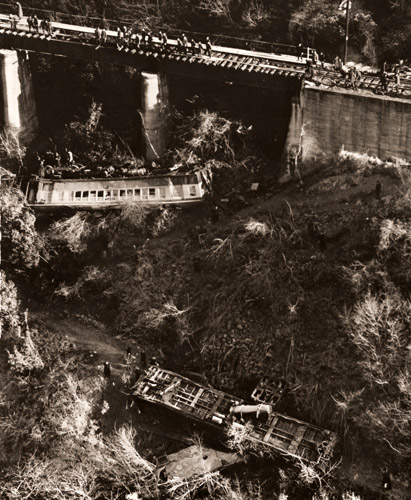 国電、天竜川に転落す [藤木高嶺, アサヒカメラ 1955年5月号より] パブリックドメイン画像 