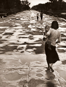 雨上りの敷石道 [レイモン・コシュティエ, アサヒカメラ 1955年5月号より]のサムネイル画像