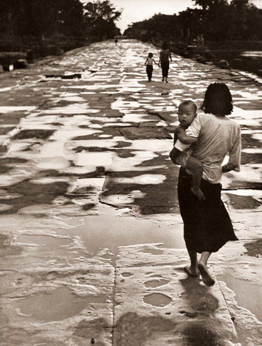 雨上りの敷石道 [レイモン・コシュティエ, アサヒカメラ 1955年5月号より] パブリックドメイン画像 