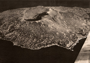 空から見た三原山噴火口 [黒川亮一郞, 1951年, アサヒカメラ 1952年8月号より]のサムネイル画像