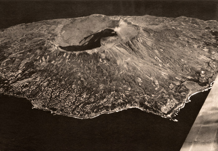 空から見た三原山噴火口 [黒川亮一郞, 1951年, アサヒカメラ 1952年8月号より] パブリックドメイン画像 